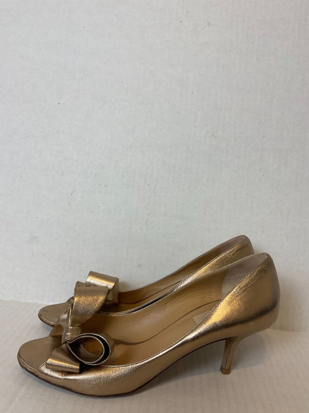 Valentino Garavani Pumps Heels 41 Gold Peep Toe Bow Detail Leather